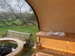Luxury Chestnut Lodge with Hot Tub and Games Room - Image 3