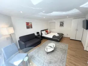 Central London Studio Apartment - Image 5