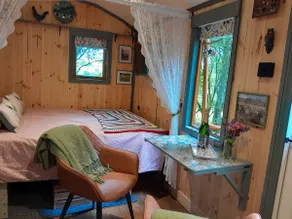 Little Greenwood Shepherd Hut - Sleeps 2 - Image 2