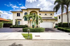 Luxury Tropical Living , 4BR w Backyard Pool Oasis - Image 2