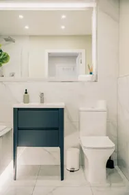 Modern 2 Bedroom Apartement - Image 4