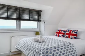 Gorgeous 3 bed - Stunning Views & Street Parking! - Image 3