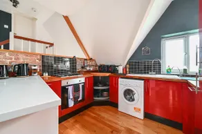 Gorgeous 3 bed - Stunning Views & Street Parking! - Image 2