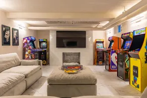 The Rock Royale: 7BR/7BA Modern Chic Estate - Image 3