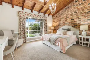 Entertainer's Dream - 6 Bedroom Home with Pool - Image 3