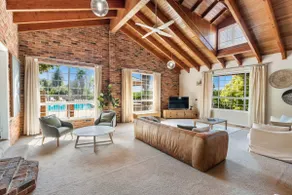 Entertainer's Dream - 6 Bedroom Home with Pool - Image 2