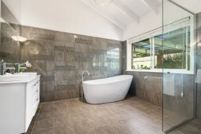 Entertainer's Dream - 6 Bedroom Home with Pool - Image 4