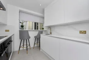 3 Bed- Buckingham Palace - Image 5