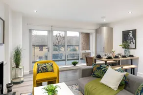 A Splash of Color: Spacious & Funky 3-BR Flat - Image 4