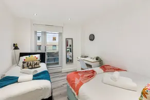 A Splash of Color: Spacious & Funky 3-BR Flat - Image 3