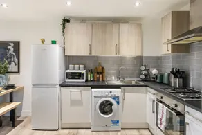 A Splash of Color: Spacious & Funky 3-BR Flat - Image 5