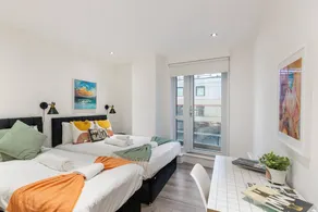 A Splash of Color: Spacious & Funky 3-BR Flat - Image 2