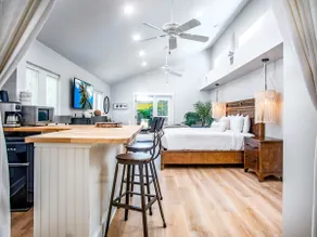 Honeymoon Palm Suite near Higgs Beach - Image 5