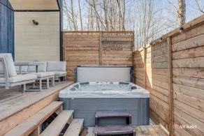 Rosa Mahda | Getaway in Pont-Rouge | Spa & Terrace - Image 3