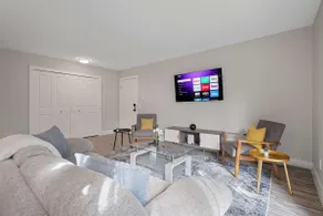 Bright and Airy 2BR 2BA in the Heart of the City - Image 2