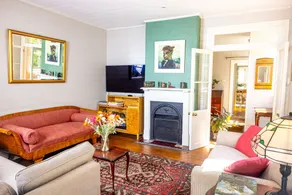 Charm & History 3bdr Cottage near Harbour Views - Image 3