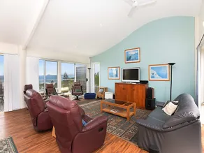Boomer Waves 5 Carfax St - WIFI included - No Linen Included - Image 3