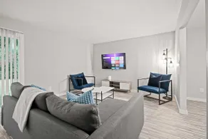 Peaceful & Trendy Unit Near Attractions - Image 2