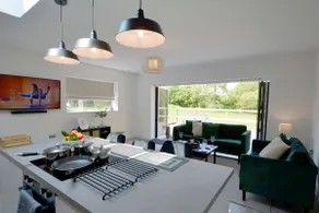 Tree Tops , 6 guest, 3 ensuites & with hot tub - Image 3