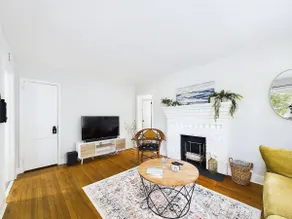 Peachy Corner Cottage - Image 2