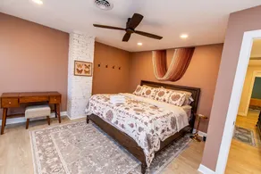 Newly renovated in DTA w parking - Image 5