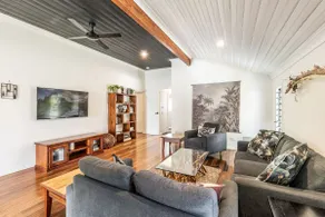 High Fives | In The Heart of Town and Pet Friendly - Image 5