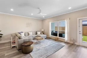 Stylish Townhouse with BBQ, Pool & Near Beach - Image 5