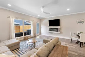 Stylish Townhouse with BBQ, Pool & Near Beach - Image 2