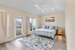 Stylish Townhouse with BBQ, Pool & Near Beach - Image 4