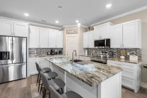 Stylish Townhouse with BBQ, Pool & Near Beach - Image 3
