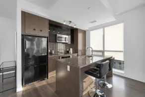 Spacious 3BR - Free Parking - 5 min walk to Subway - Image 3