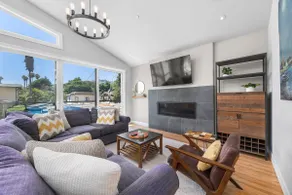 4 Bedroom Luxury in Capitola Village w/ parking! - Image 2