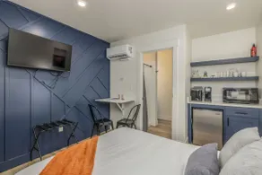 The Flats- Studio #6- Modern Downtown Stay - Image 3