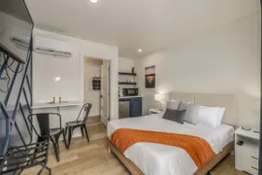 The Flats- Studio #6- Modern Downtown Stay - Image 2