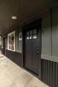 The Flats- Studio #6- Modern Downtown Stay - Image 5