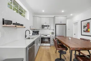 Convenient Downtown Medical District 3 Brm House - Image 2
