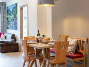Stylish apartment with south-west-facing balcony - Image 2
