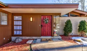 Amazing Views, Skiing Nearby and Amenities Galore! - Image 4