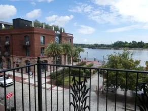 Lowden - River Street Views, 2 Balconies, Parking - Image 3