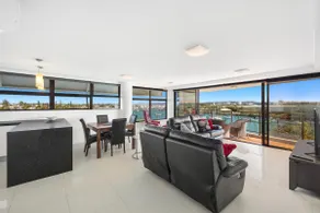 Oceanfront 2-Bedroom Coastal apartment - Image 2