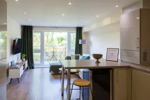 Large Balcony Apartment | Free Parking - Image 5