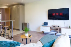 Large Balcony Apartment | Free Parking - Image 4