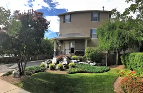 Spacious Townhome Near Downtown - Image 3