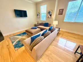 Spacious Townhome Near Downtown - Image 4