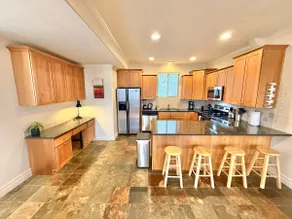 Spacious Townhome Near Downtown - Image 2