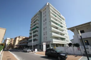 Three-room apartment with sea and beach view - Image 4