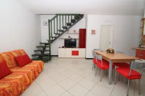 First-floor apartment a short walk from the sea - Image 4