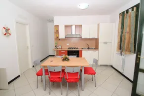 First-floor apartment a short walk from the sea - Image 5