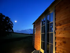 Cosy devon Hut woodland views - Image 3