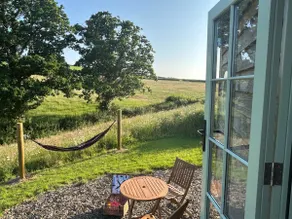 Cosy Luxury Foxglove Hut with Private Fire Bowl - Image 2
